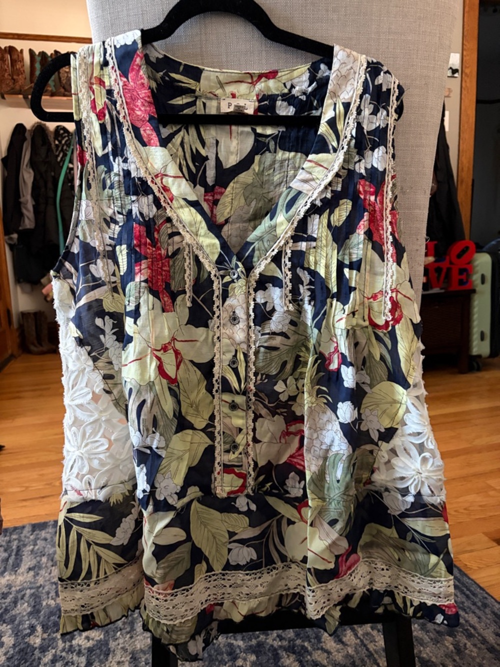 POL brand L. Floral Lace-Trim Sleeveless V-Neck Top - Navy/Green/Red